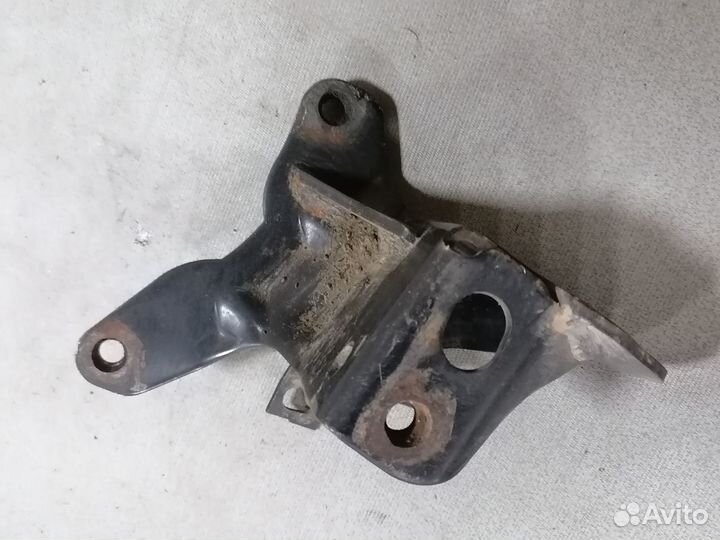 Кронштейн передней опоры VW Passat B3 1988-1993