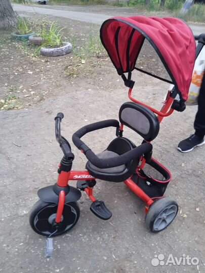 Трехколесный велосипед с ручкой