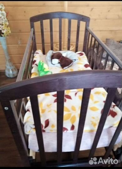 Детская кроватка с маятником