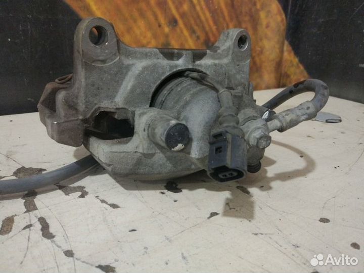 Суппорт передний левый Volkswagen Passat Variant