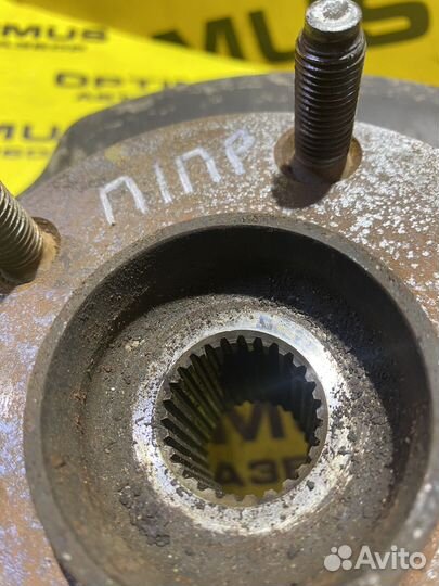 Поворотный кулак правый Toyota Voxy