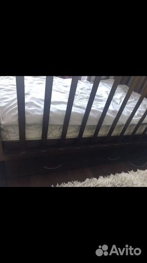 Детская кроватка с продольным маятником