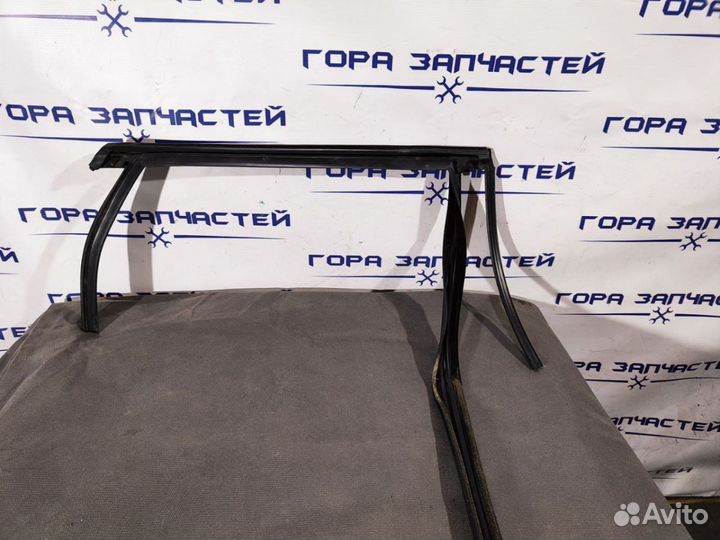 Уплотнитель стекла задний левый Ford Focus 3