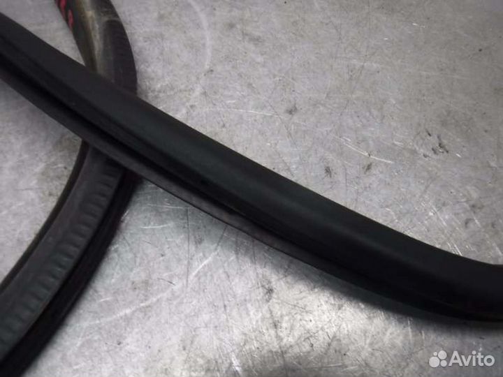 Уплотнитель двери задний левый Volkswagen Tiguan