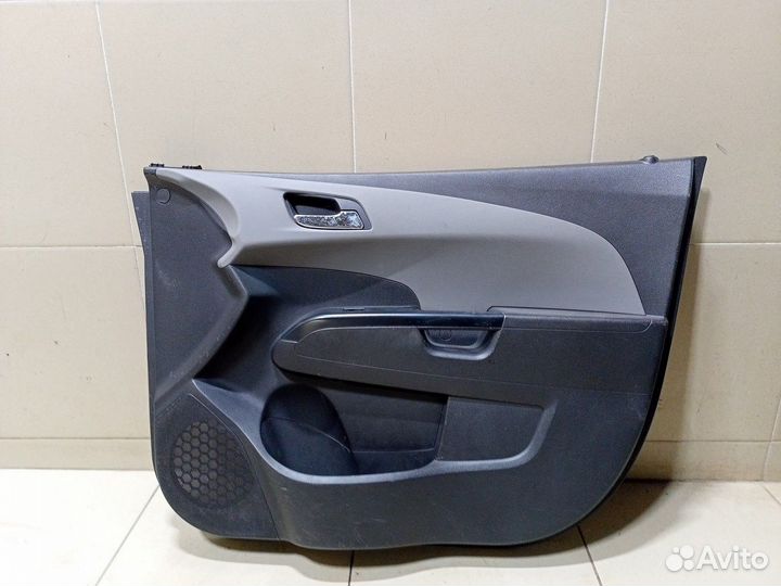 Обшивка двери передней правой Aveo (T300) 2011