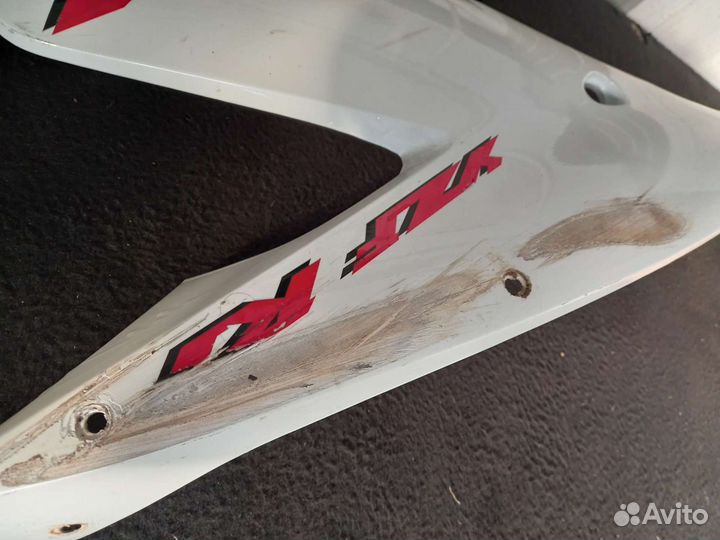 Пластик боковой левый Yamaha YZF R1 04