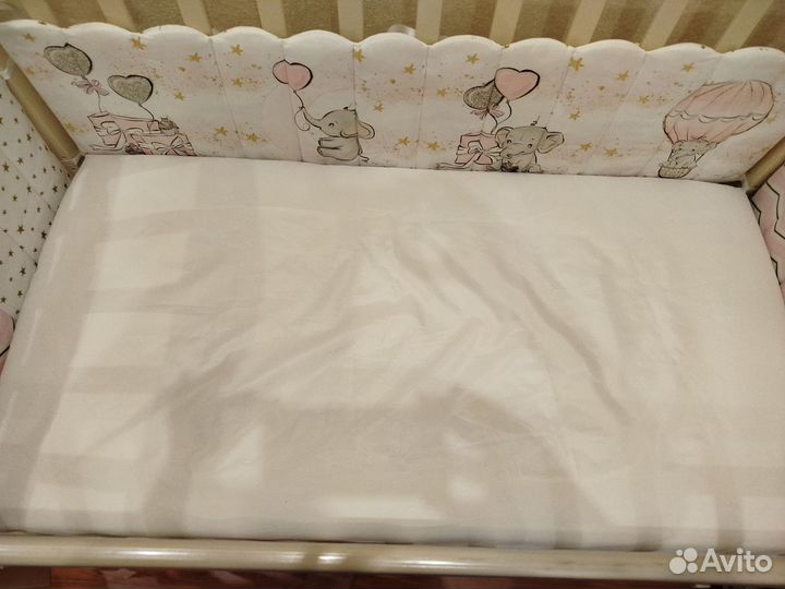 Детская кроватка с маятником