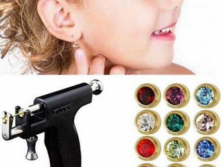 Где проколоть уши в медицинском центре. Прокол ушей системой studex 75. Прокол ушей пистолетом детям. Пирсинг мочки уха пистолетом. Прокол ушей system 75.