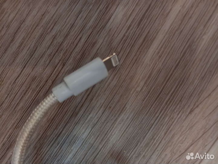 Зарядка и провод на iPhone