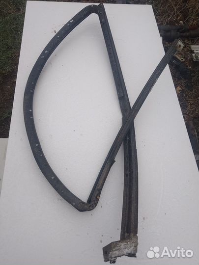 Уплотнитель стекла двери Nissan