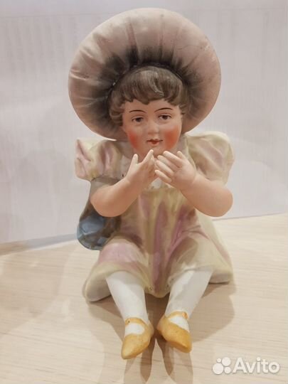 Статуэтка. Девочка в капоре. Бисквитный фарфор. Бе