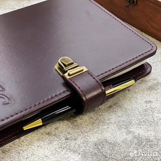 Люкс: Кожаный бордовый именной ежедневник Люкс на кольцах - идеальный подарок для коллеги