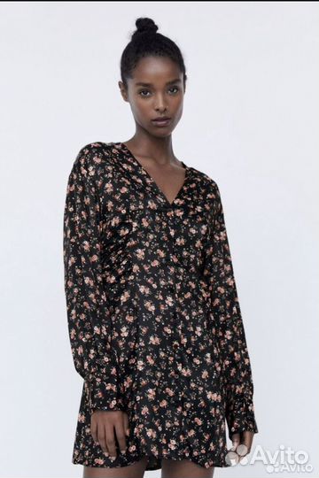 Платье zara женское черное атласное в цветочек