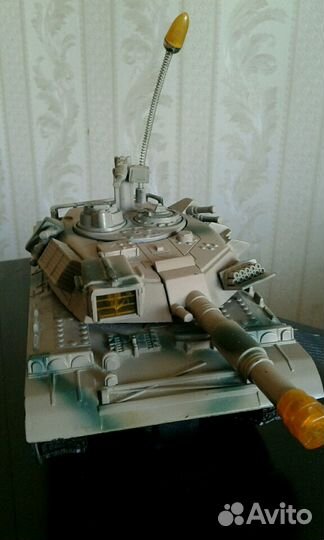 Танк игрушка