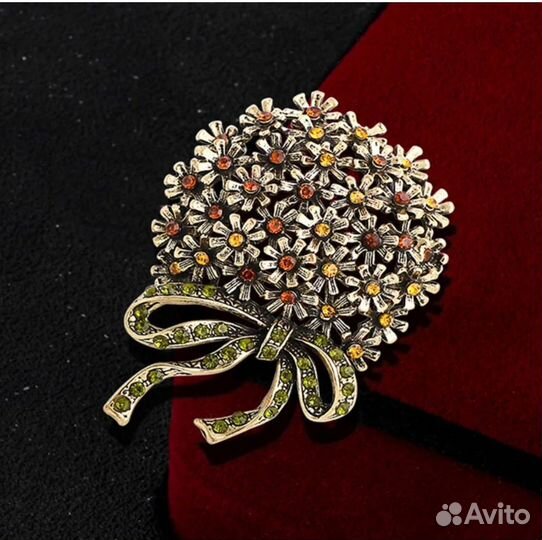 Модная брошь в стиле ретро