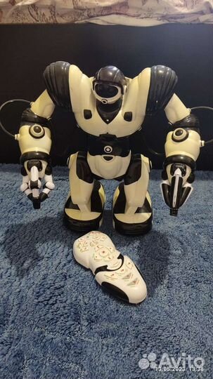 Робот WowWee robosapien на пульте управления
