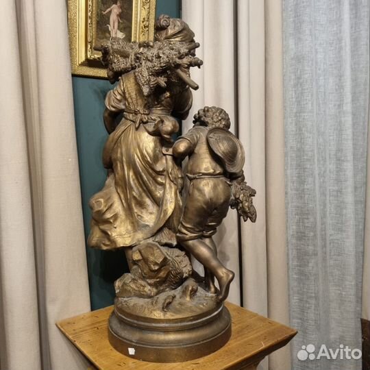 Старинная антикварная фигура