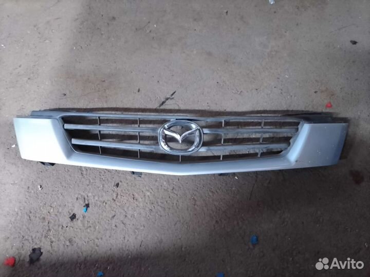 Решетка радиатора Mazda Demio DW3