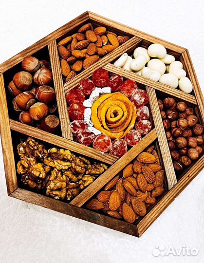 Подарочный набор из орехов и сухофруктов