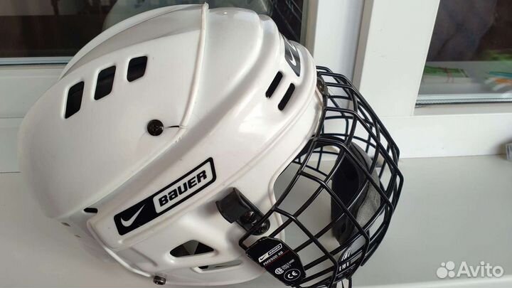 Хоккейный шлем