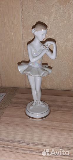 Фарфоровая статуэтка 