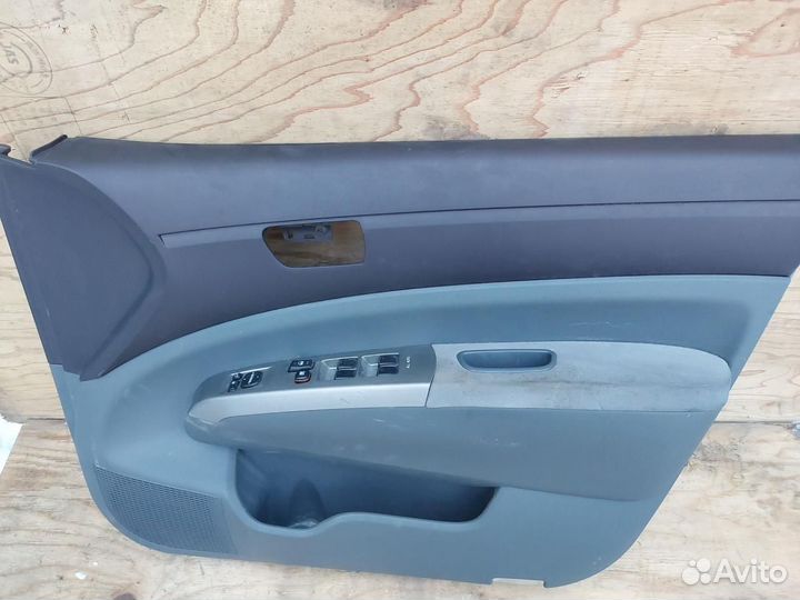 Обшивка двери передней правой Toyota Prius 2