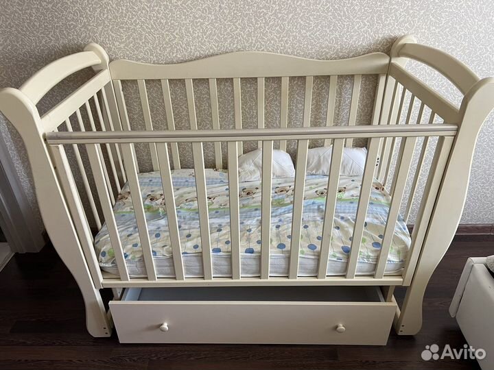 Детская кроватка с маятником и ящиком