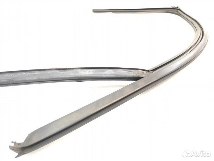 Уплотнитель стекла двери передний правый Audi Q5