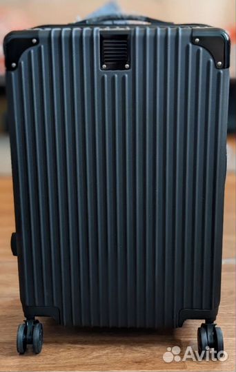 Чемодан размер М Supra Luggage