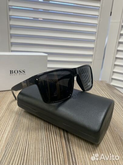 Солнцезащитные очки Hugo Boss