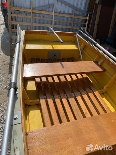 Деревянная лодка с парусом