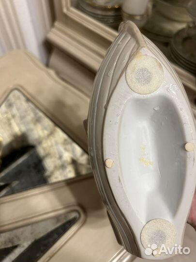 Фигурка фарфоровая