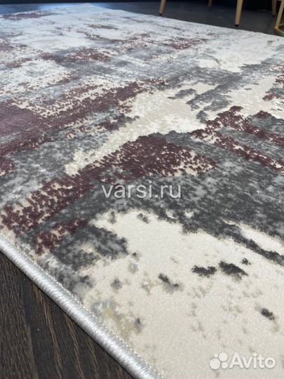 Ковер серый моамор с брусничным лофт