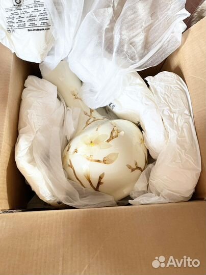 Ваза белая с магнолиями