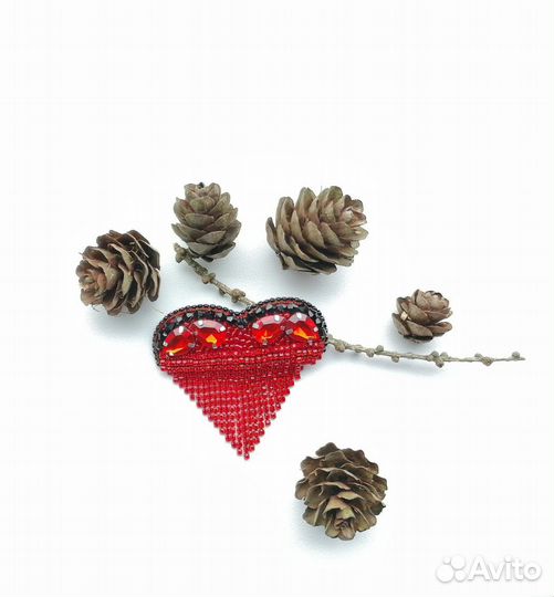 Брошь ручной работы из бисера 