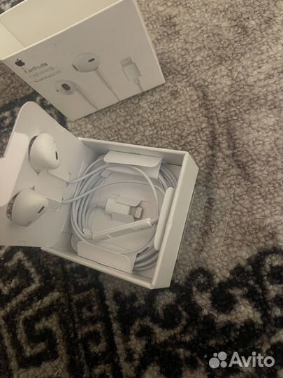 Наушники apple earpods lightning проводные