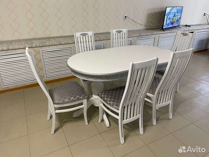 Стол и стулья