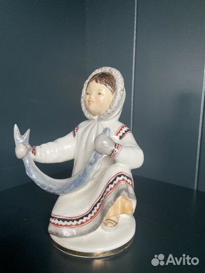 Фарфоровая статуэтка “Девочка-якутка с севрюгой