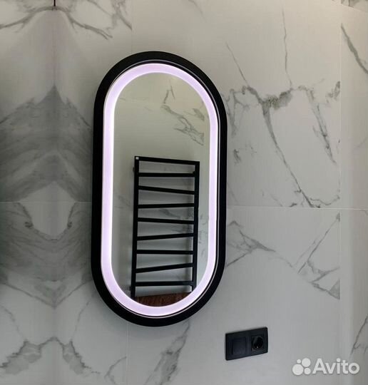 Зеркало в черной раме с подсветкой капсула