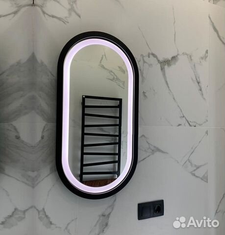 Зеркало в черной раме с подсветкой капсула