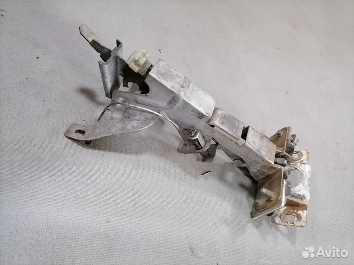 Замок двери багажника Nissan Bluebird 2.0 1983-90