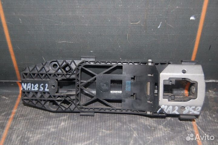 Кронштейн ручки двери передней левой-Skoda Rapid