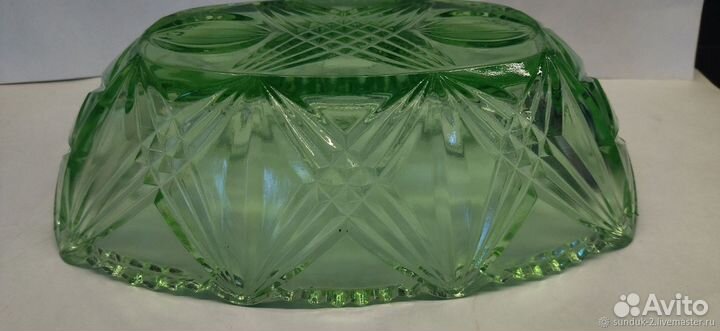 Ваза-ладья цветное (зелёное) прессованное стекло