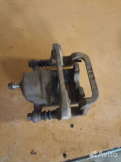 Суппорт задний 44011CN11A