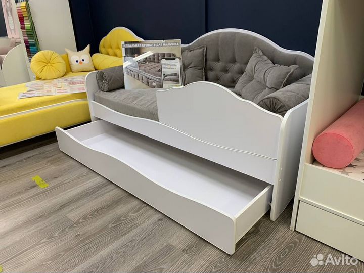 Детская кровать с мягкой спинкой