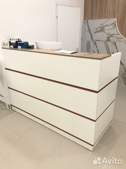 Мебель для магазинов косметики, Стеллажи торговые