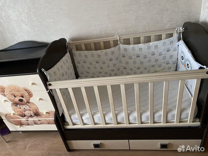 Детская кроватка с маятником и ящиком