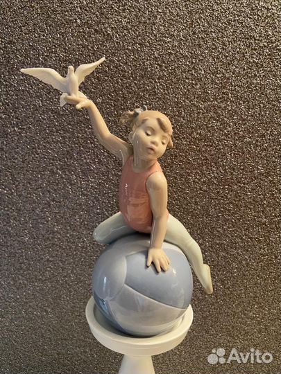 Фарфоровые статуэтки Lladro Nao, девочка на шаре
