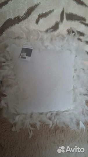 Декоративная подушка с перьями