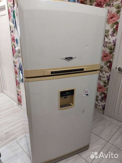 Холодильник огромный
